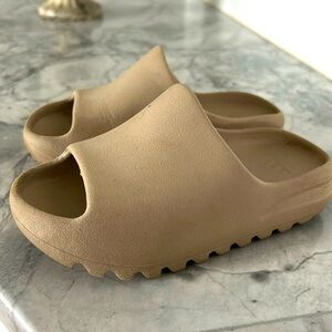 Used Yeezys slides (children’s)